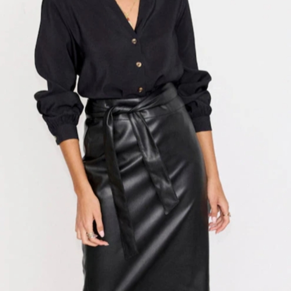 Elegant Black Leather Skirt